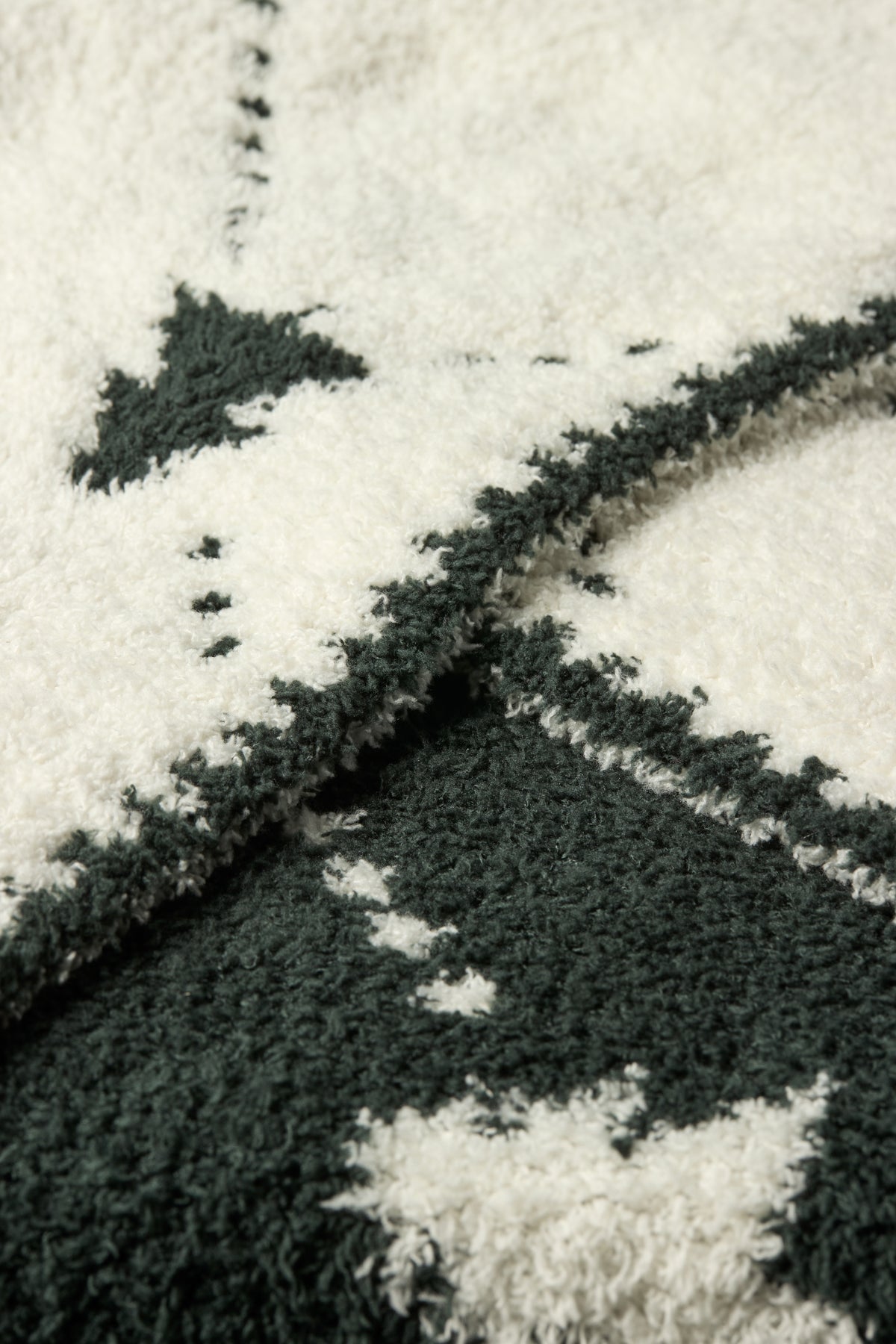 Barefoot Dreams CozyChic® Holiday Tree Blanket-Cream/Rainforest