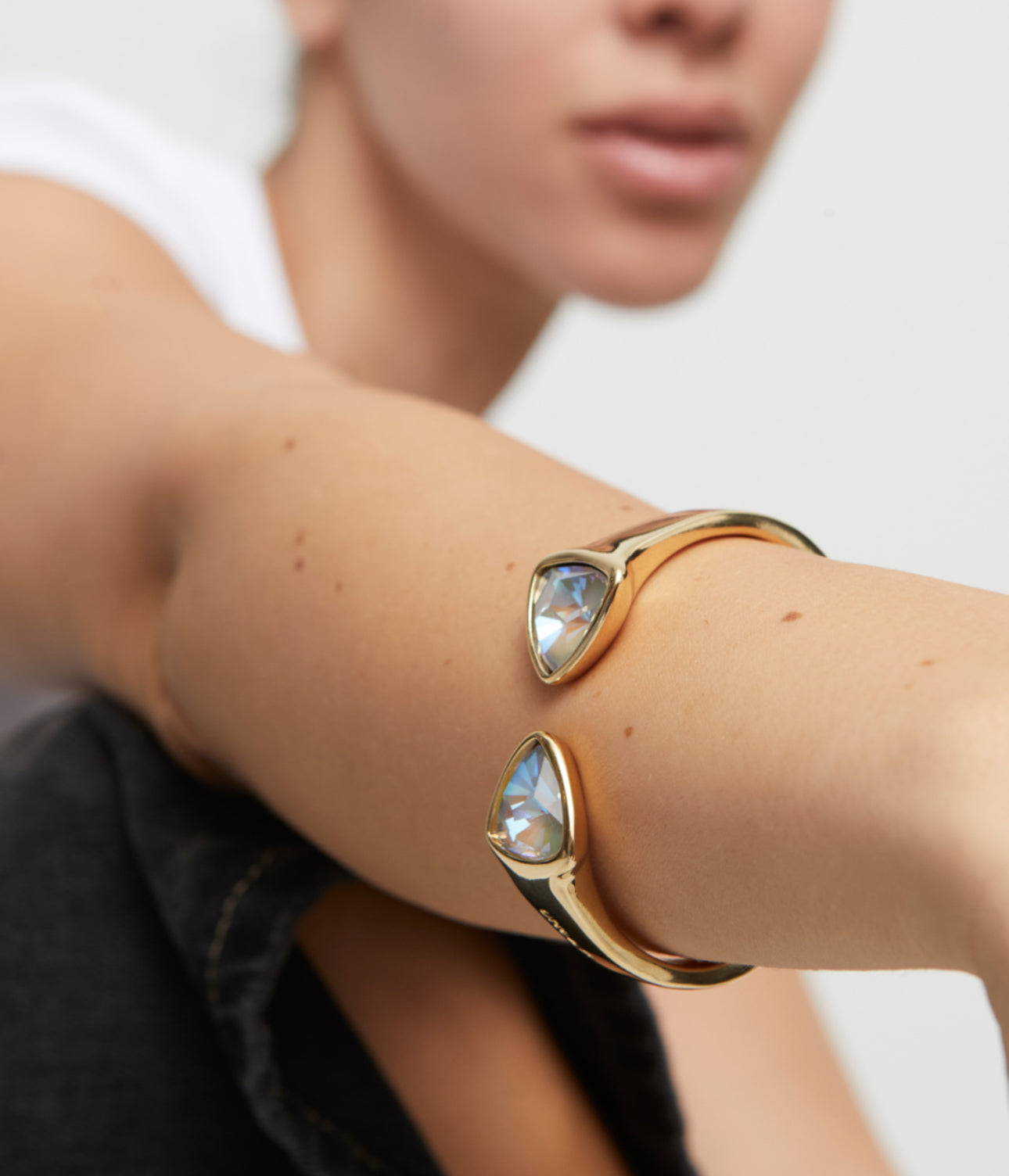 Uno de 50 "Be a Chameleon" Bangle-Gold/Moonstone