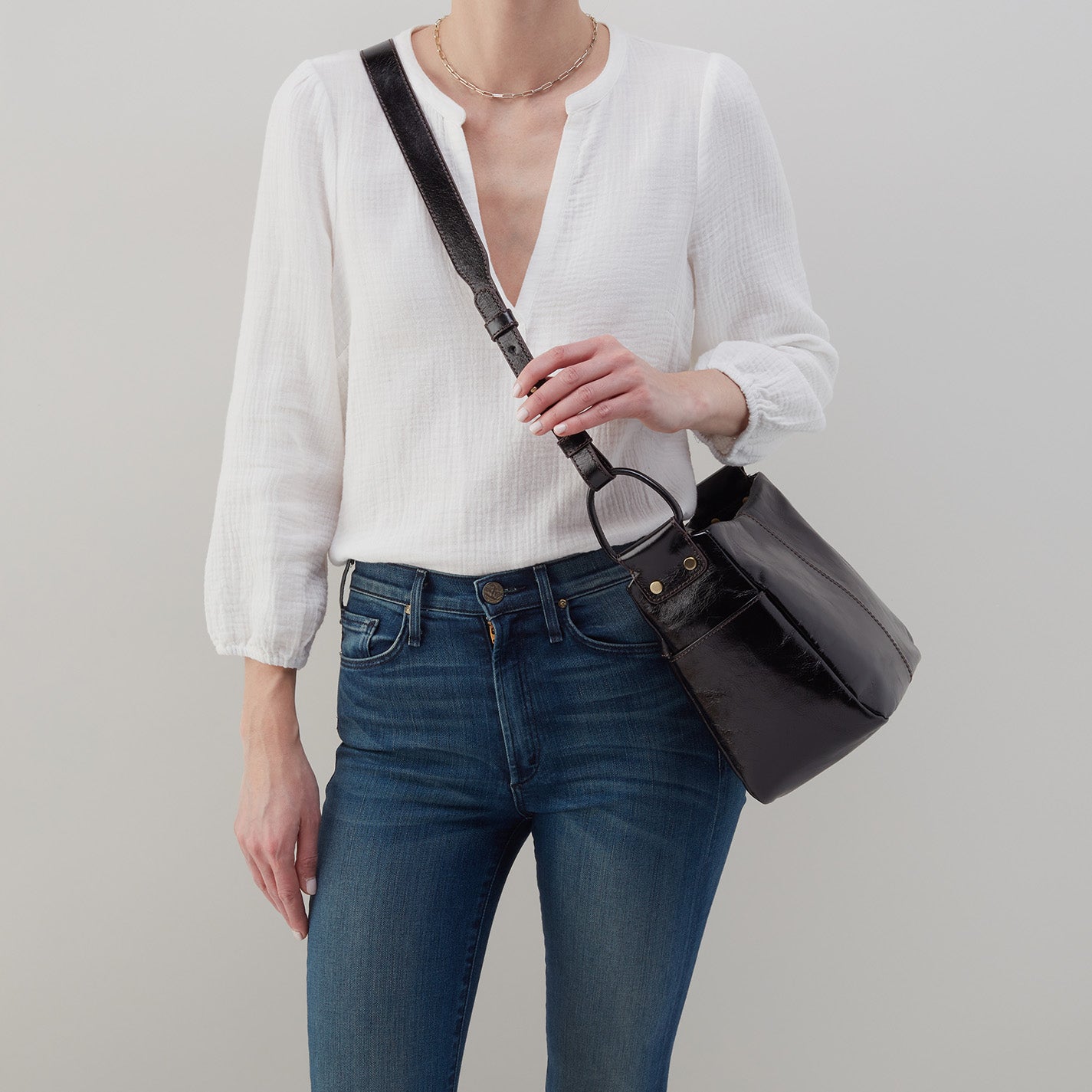 Hobo Bags “Sheila” Crossbody-Black