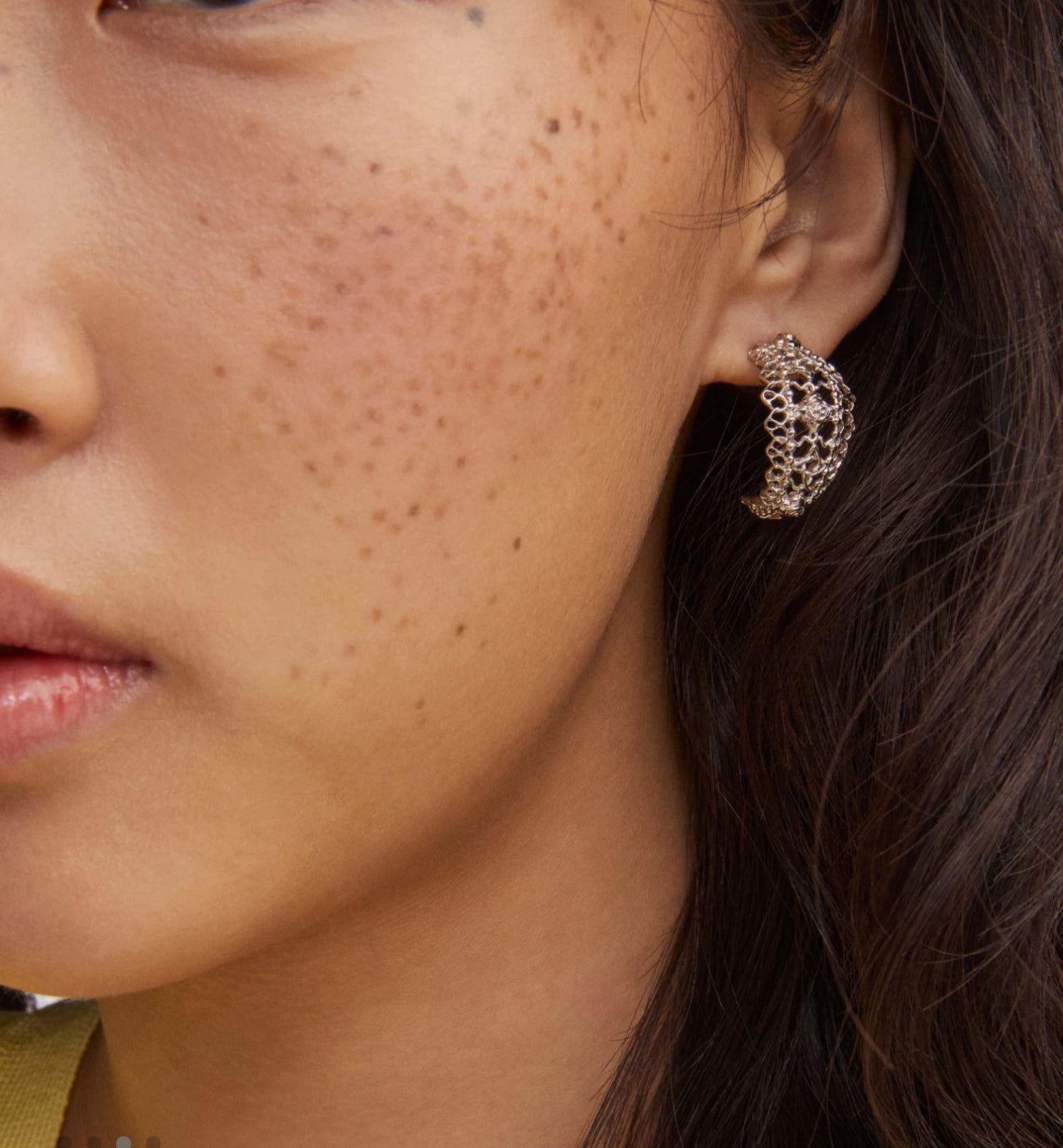 Kendra Scott Krista Lace Huggie Earring - Silver