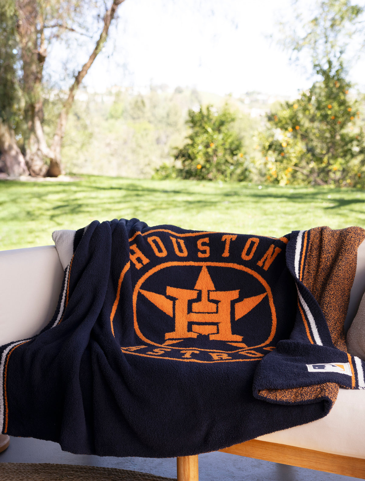 Barefoot Dreams CozyChic Houston Astros Throw - Thumbnail 5