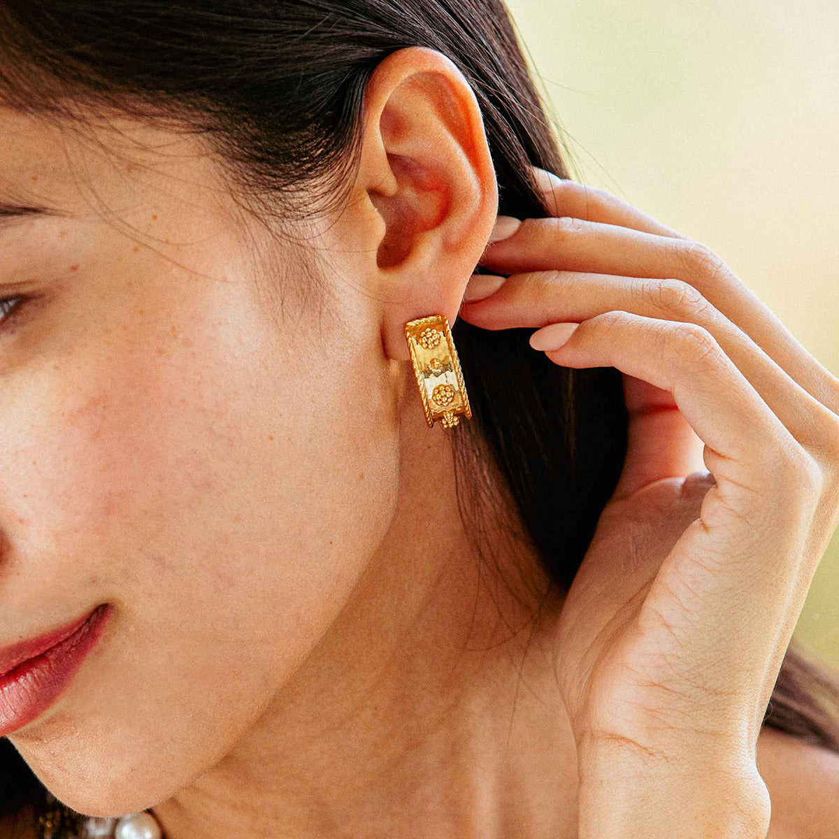 Capucine de Wulf “Berry” Classic Small Hoop Earrings-Hammered Gold